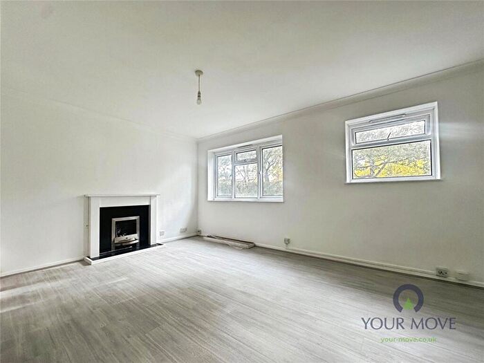 2 Bedroom Flat For Sale In Wallis Avenue, Maidstone, Kent, ME15
