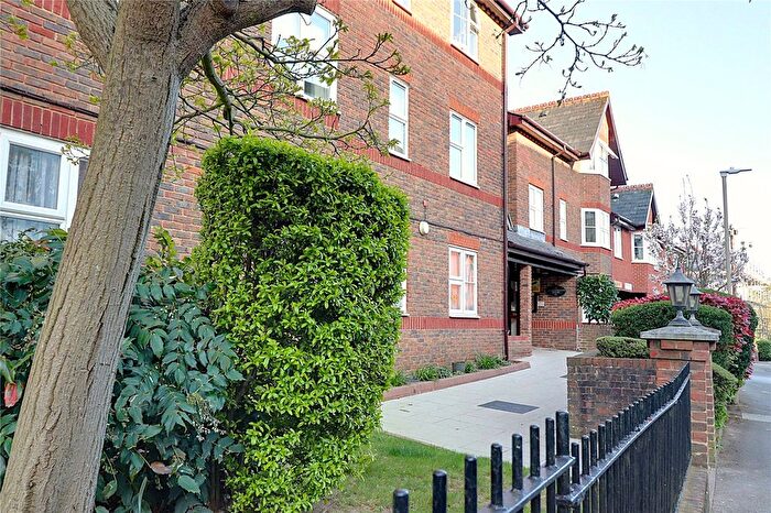 2 Bedroom Flat For Sale In Eastfield Road, Brentwood, Essex, CM14