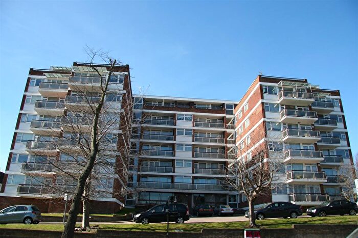 2 Bedroom Flat For Sale In Embassy Lodge, Regents Park Road, N3