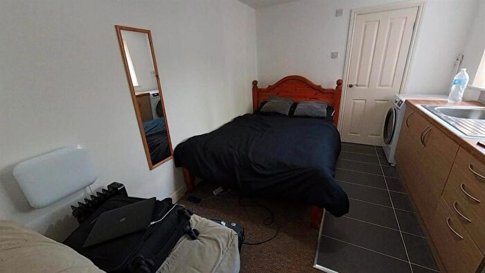 4 Bedroom Flat To Rent In Hathersage Road, Manchester, M13