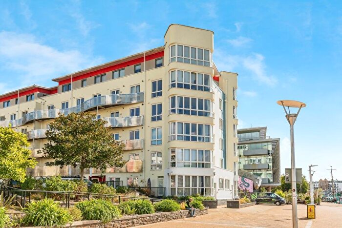 2 Bedroom Flat For Sale In The Crescent, Hannover Quay, Bristol, BS1