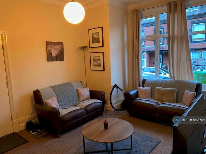 1 Bedroom Flat To Rent In Roman Place, Roundhay, LS8