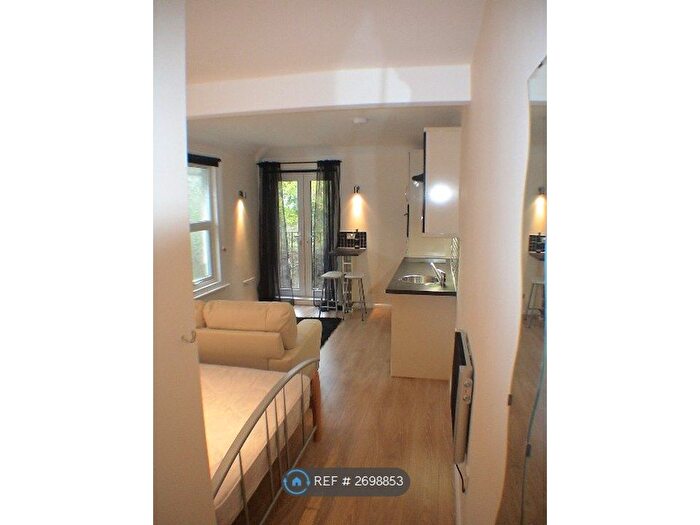 Studio To Rent In Langhorn Road, Southampton, SO16