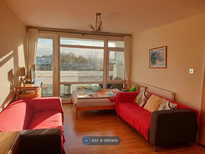 2 Bedroom Flat To Rent In Farnborough House, London, SW15