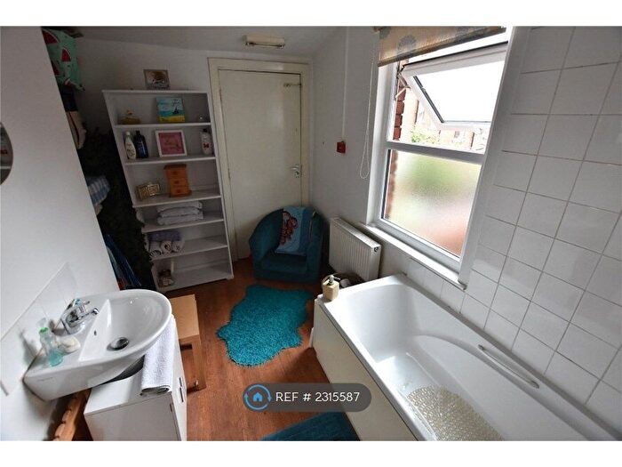 1 Bedroom Flat To Rent In Roundhay Place, Leeds, LS8