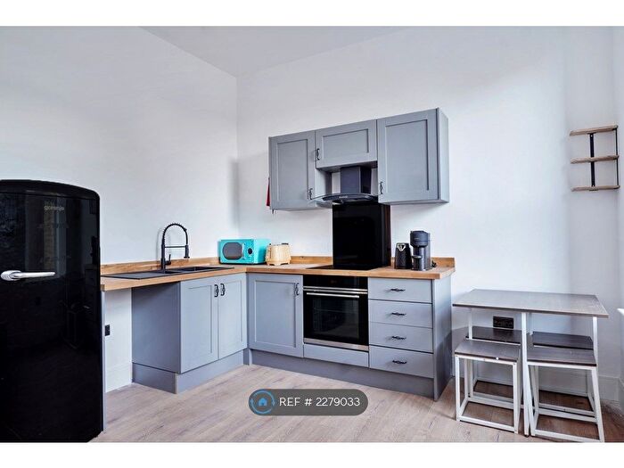 1 Bedroom Flat To Rent In Tudor House, Brighouse, HD6