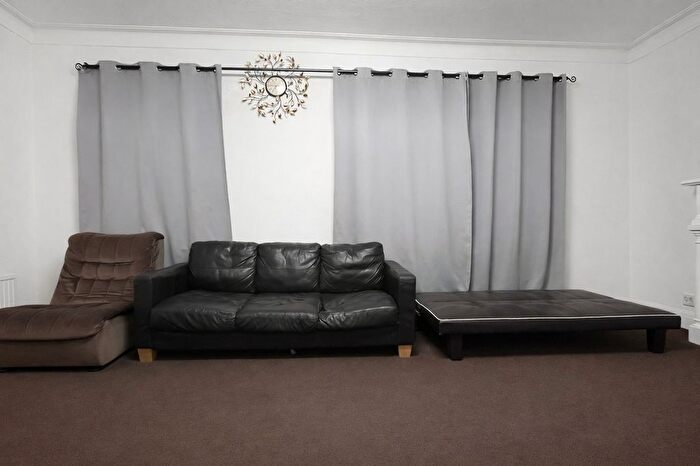 3 Bedroom Flat To Rent In Fencepiece Road, Ilford, IG6