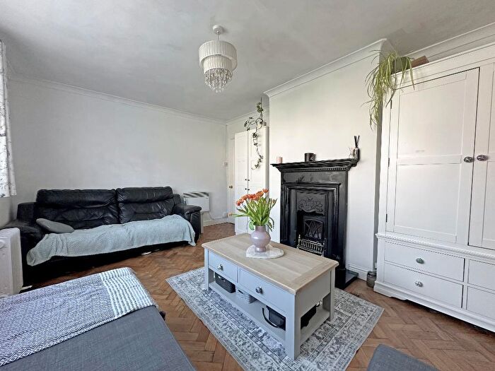1 Bedroom Maisonette For Sale In Chelsham Close, Warlingham, Surrey, CR6