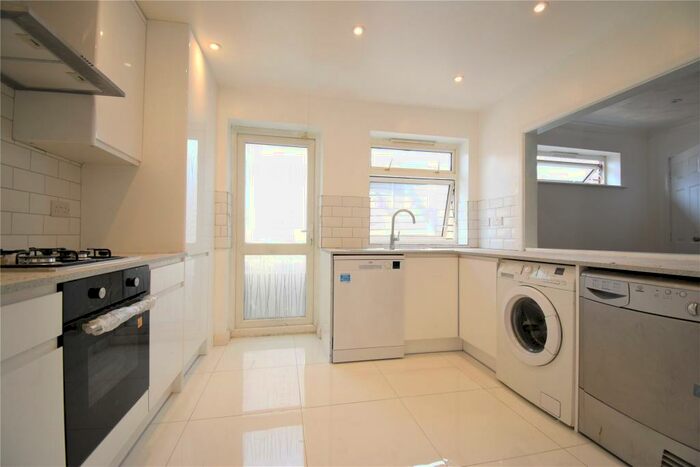 3 Bedroom Bungalow To Rent In Clare Road, Maidenhead, Berkshire, SL6