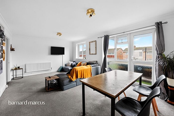 2 Bedroom Flat For Sale In Heston Road, Redhill, RH1