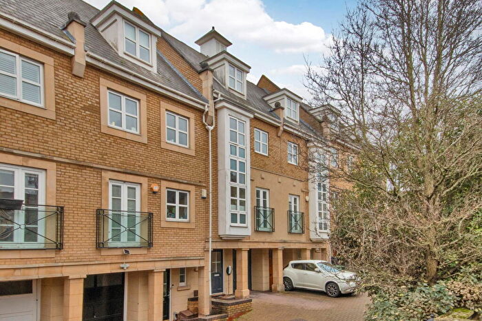 5 Bedroom Town House For Sale In Kingfisher Drive, Greenhithe, Kent, DA9