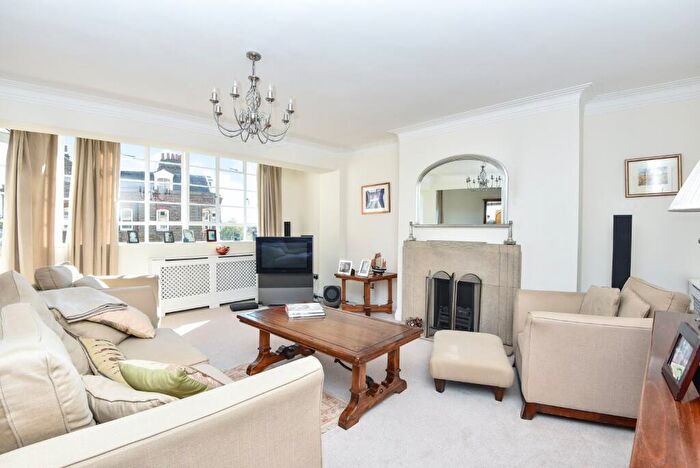 3 Bedroom Flat For Sale In Cholmeley Park, London, N6