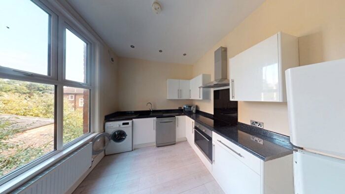 2 Bedroom Flat To Rent In Forest Road West, Nottingham, NG7