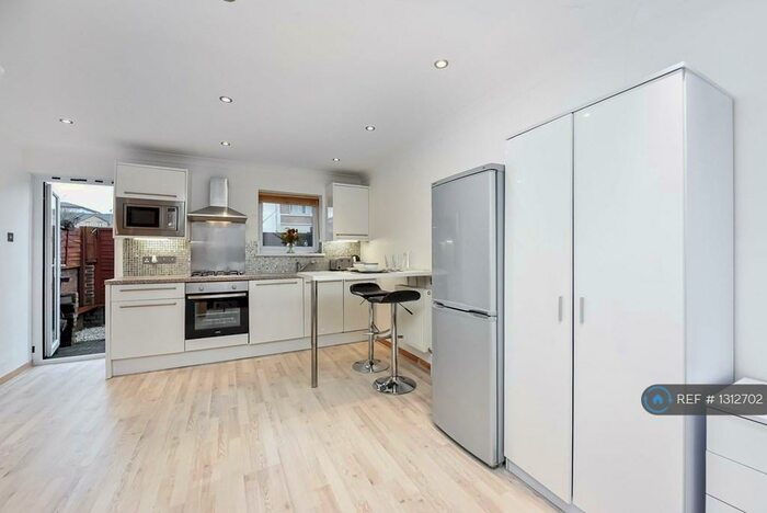 Studio To Rent In Ironmongers Place, London, E14