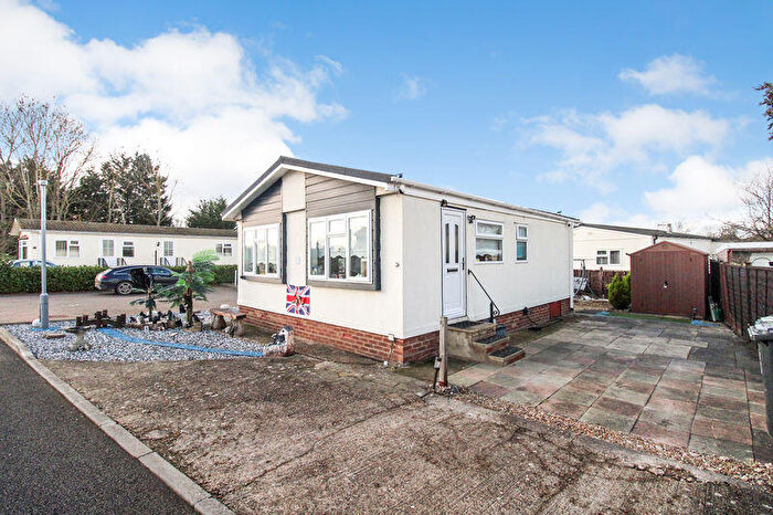 2 Bedroom Park Home For Sale In Willow Road, Wilstead, MK45