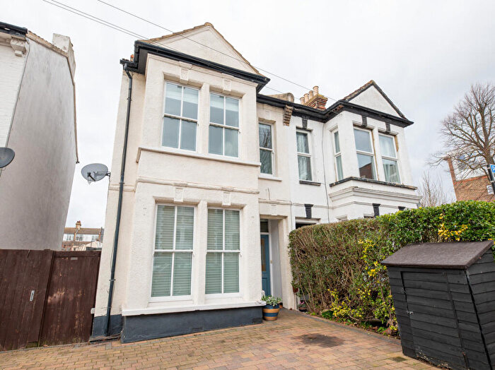 3 Bedroom Semi Detached House For Sale In Hadleigh Road, Westcliff-on-sea, SS0