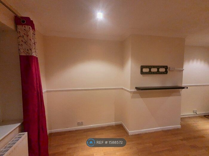 3 Bedroom Terraced House To Rent In Sefton Crescent, Sale, M33