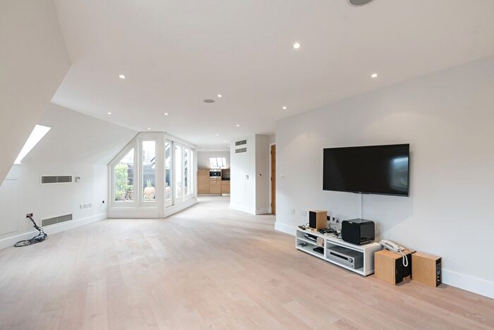 3 Bedroom Flat To Rent In Pembridge Villas, London, W11