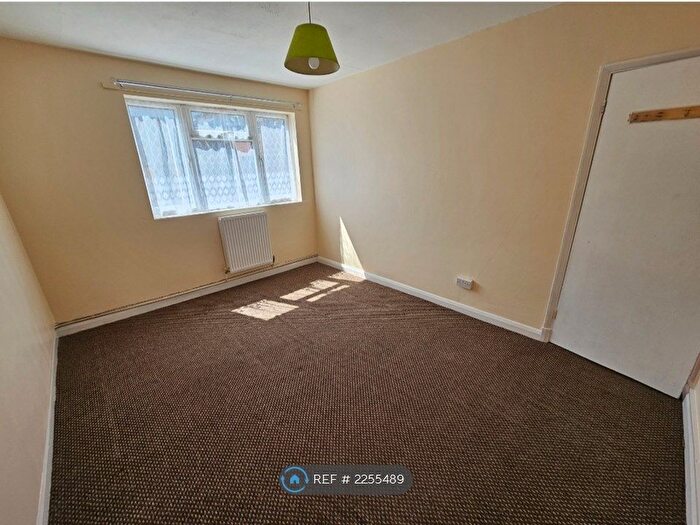 2 Bedroom Flat To Rent In Western Court, Romford, RM1