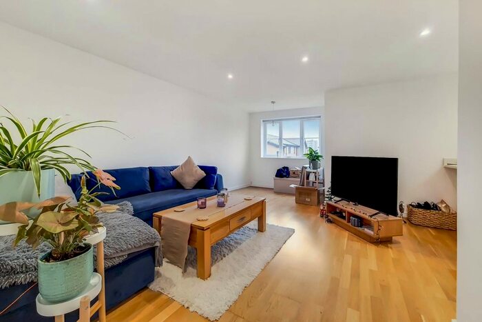 2 Bedroom Flat To Rent In Winery Lane, Kingston, Kingston Upon Thames, KT1