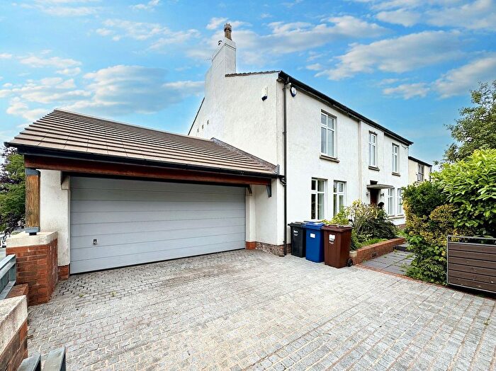 4 Bedroom Semi-detached House For Sale In Simister Lane, Prestwich, M25