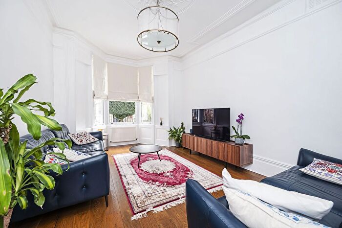 3 Bedroom Flat For Sale In Bodney Road, Hackney Downs, London, E8