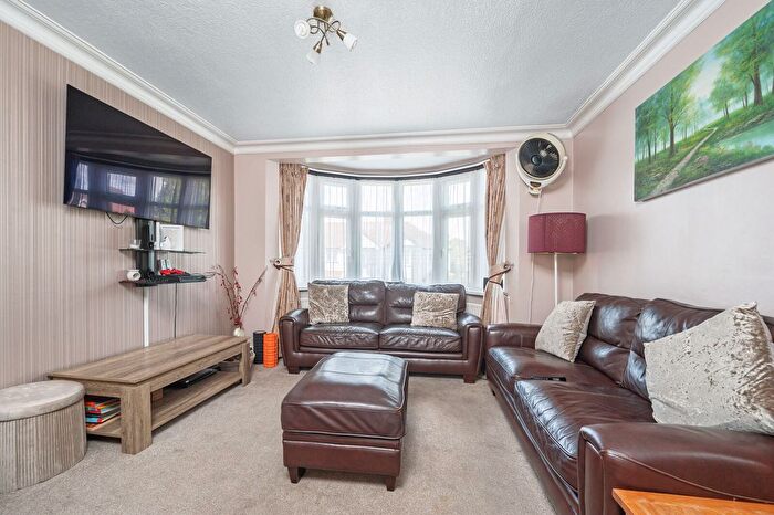4 Bedroom Terraced House For Sale In Dors Close, Kingsbury, London, NW9