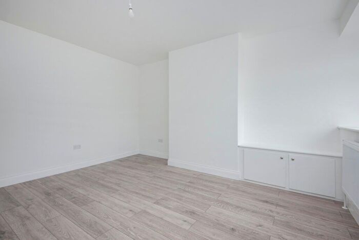 2 Bedroom Flat To Rent In Rainham Road, Rainham, Essex, RM13