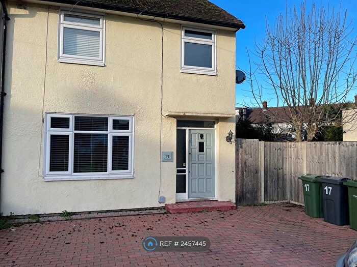 3 Bedroom Semi-Detached House To Rent In Amersham Close, Romford, RM3