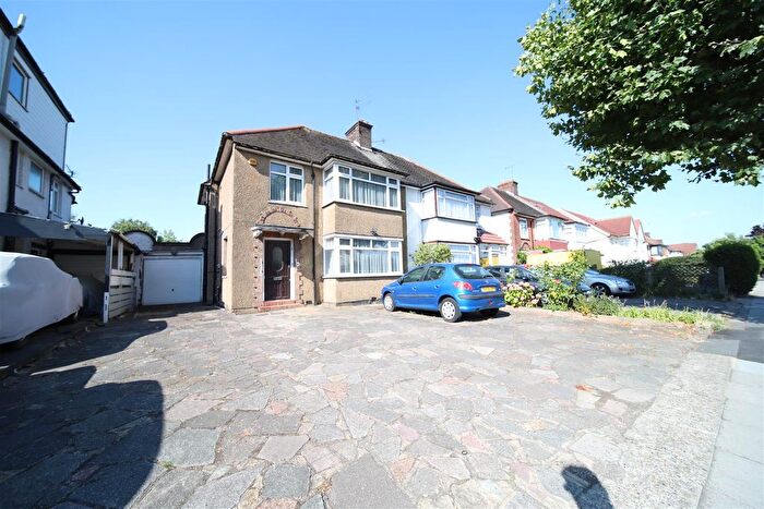 3 Bedroom Semi-Detached House For Sale In Summers Lane, London, N12