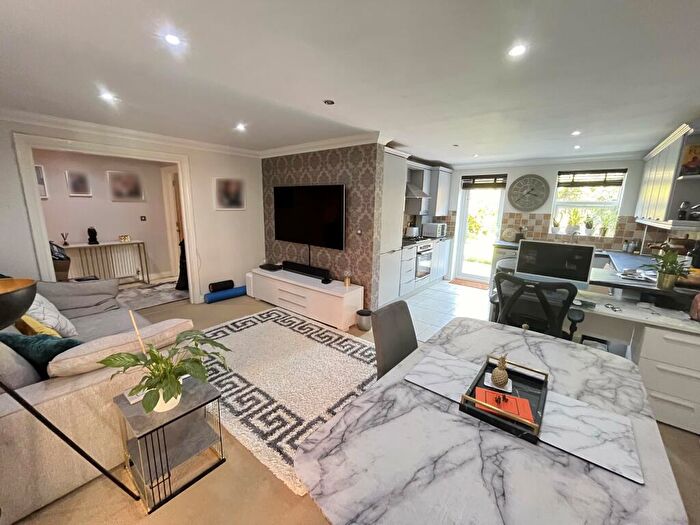 2 Bedroom Flat To Rent In Owls Road, Bournemouth, BH5