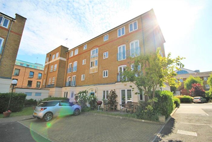 2 Bedroom Apartment To Rent In Fuller Close, Shoreditch, E2