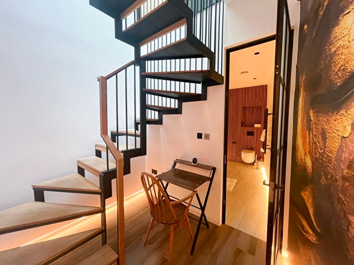 1 Bedroom Mews To Rent In Lexham Gardens Mews, W8