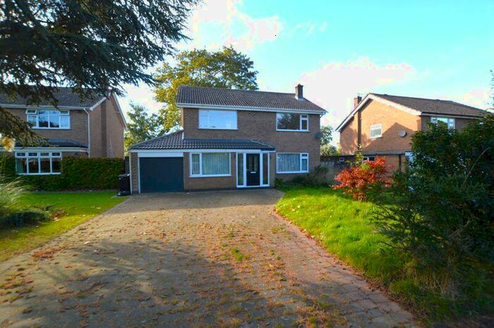 5 Bedroom Detached House For Sale In Five Bedroom Two Bathrooms - Desirable Road, NG33