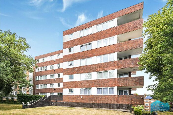 3 Bedroom Apartment For Sale In Ballards Lane, London, N3