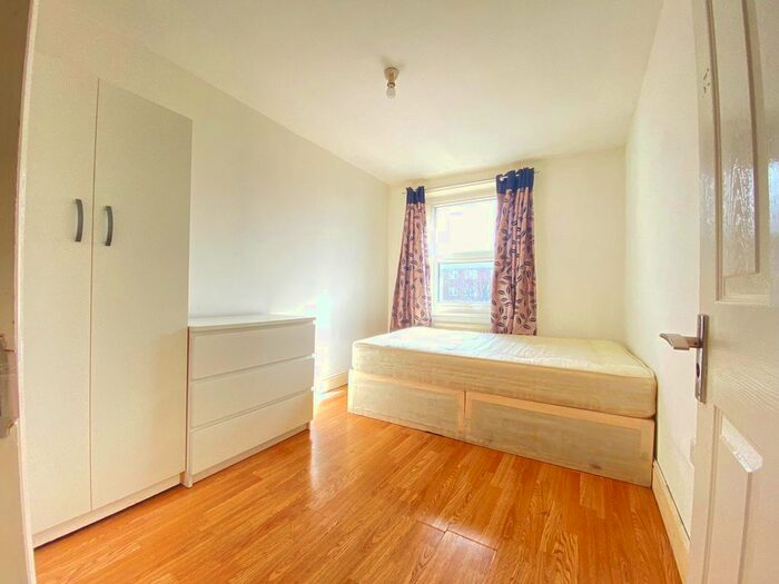 3 Bedroom Flat To Rent In Mile End Road, London, E1