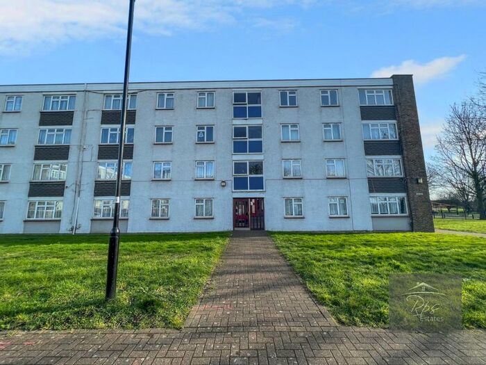 3 Bedroom Flat To Rent In Convent Way, Southall UB2