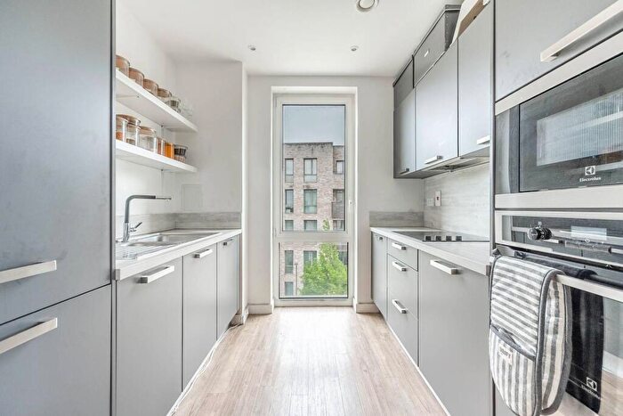 1 Bedroom Flat For Sale In Farnsworth Drive, Edgware, HA8