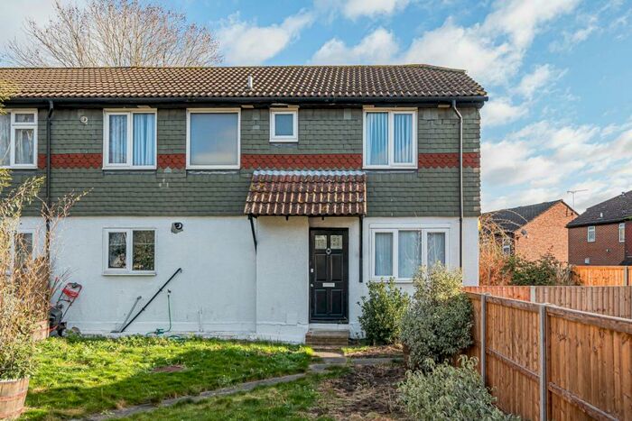 2 Bedroom Maisonette To Rent In Hampstead Close London, SE28