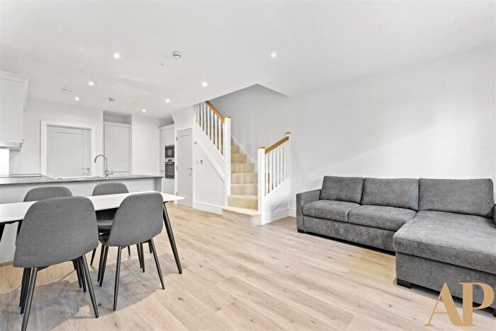 4 Bedroom Town House To Rent In Lanesborough Street, Reading, RG2