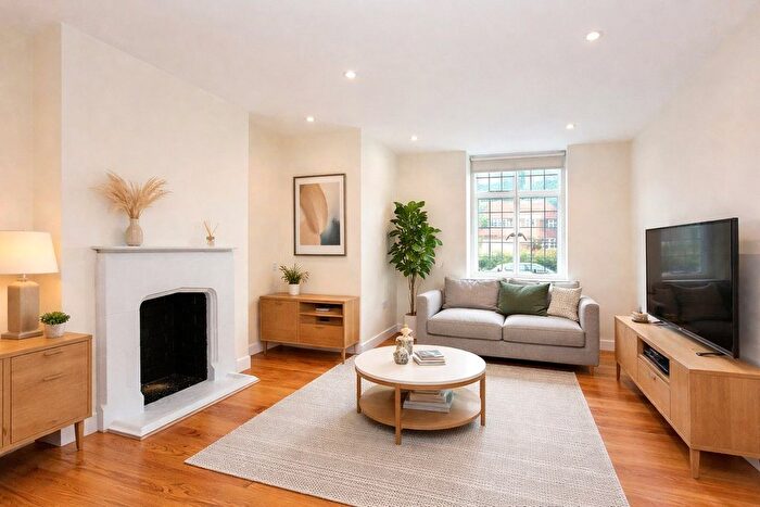 1 Bedroom Flat To Rent In Queens Close, Lammas Lane, Esher, Surrey, KT10