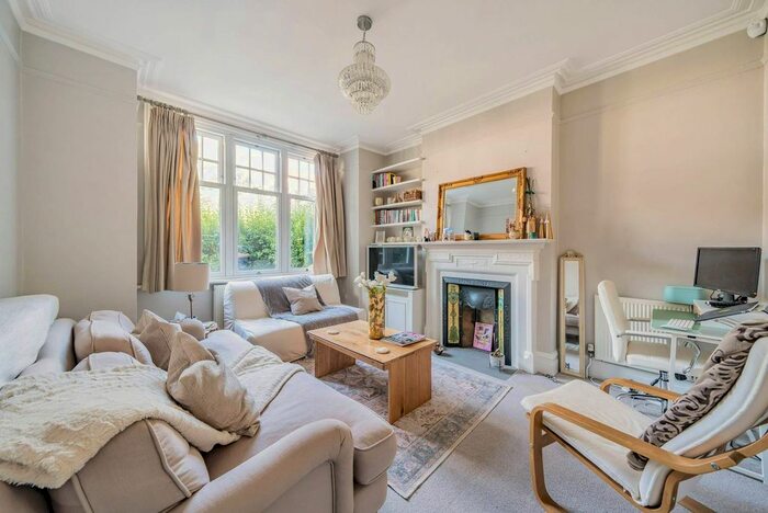 2 Bedroom Flat To Rent In Glencairn Road, Streatham Common, London, SW16