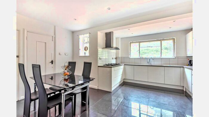 5 Bedroom Detached House For Sale In Park Avenue, Camberley, Surrey, GU15
