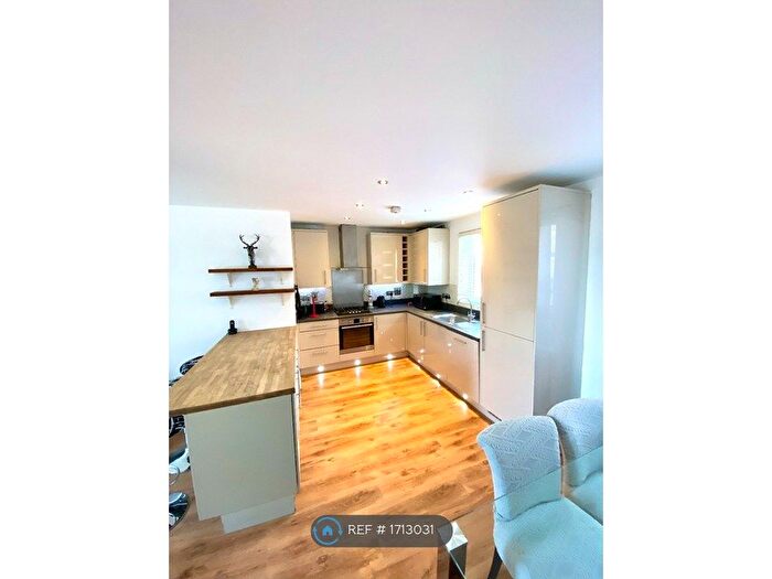 2 Bedroom Flat To Rent In Willow Court, Maidenhead, SL6