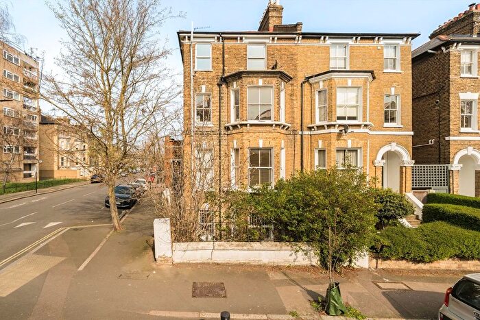 2 Bedroom Flat For Sale In Gauden Road, Clapham, SW4