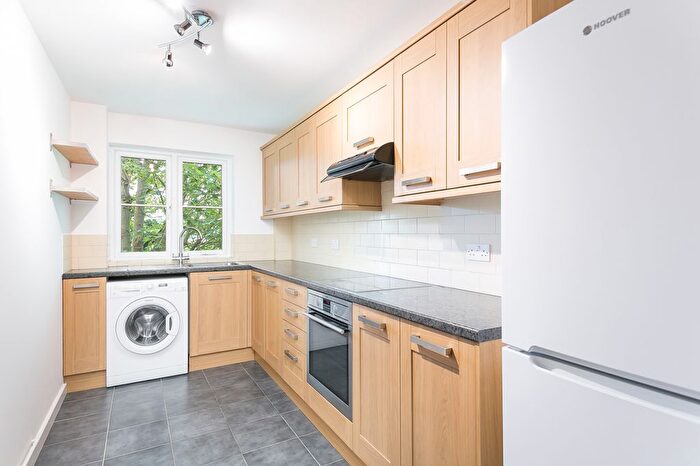 2 Bedroom Flat To Rent In Belvoir Lodge, East Dulwich, London, SE22
