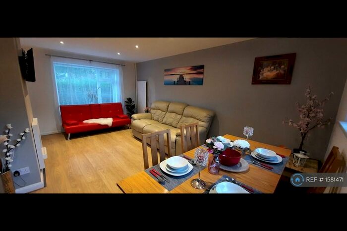 3 Bedroom Semi-Detached House To Rent In Oakfield, Stevenage, SG2