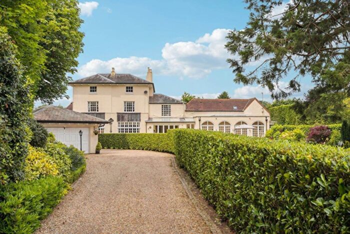 7 Bedroom Semi-Detached House For Sale In Chipperfield Road, Bovingdon, HP3