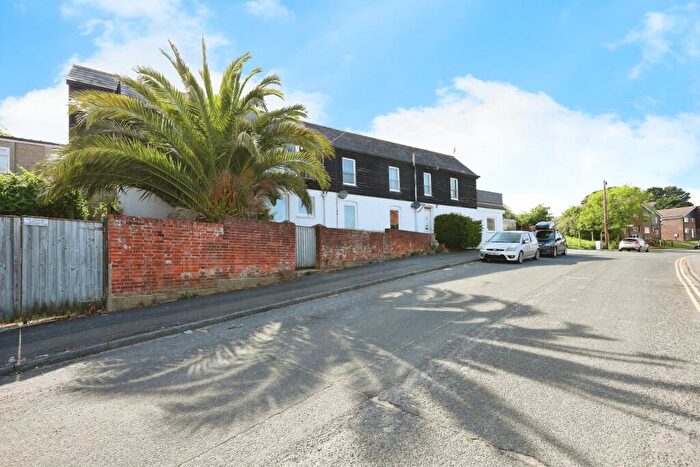 2 Bedroom Flat To Rent In Arctic Road, PO31