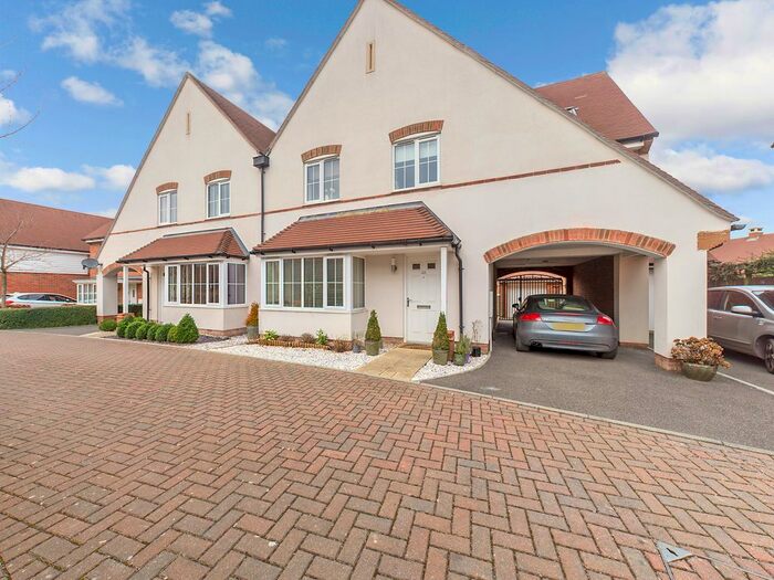 4 Bedroom Semi-Detached House To Rent In Beeches Way, Kilnwood Vale, Faygate, Horsham RH12